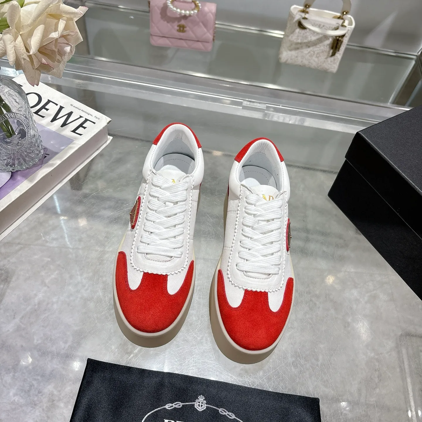 👟👟Ex-factory price 540👟👟 Prada 25 new thick-soled casual sneakers. This sneaker continues the timeless silhouette and is a new classic item. Crafted from leather to enhance style. The style is light, with a triangle buckle logo and a 5CM thick sole. It is suitable for all seasons and can be matched with all kinds of casual styles. In an era where various styles are full of attention, the most long-term companion and the one that captures people's hearts bit by bit is undoubtedly the white shoe. Fabric: Cowhide Lining: Sheepskin Outsole: Original TPU two-color outsole Sole thickness: 5CM Size female 35-40